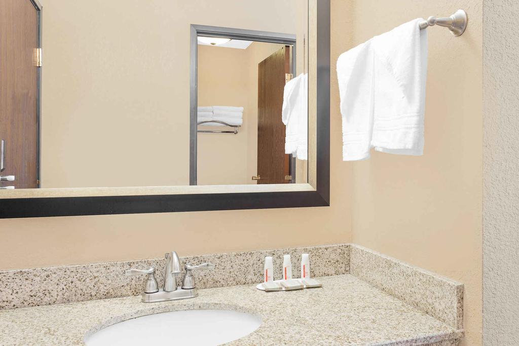 Super 8 By Wyndham Sheboygan Wi Motel Buitenkant foto