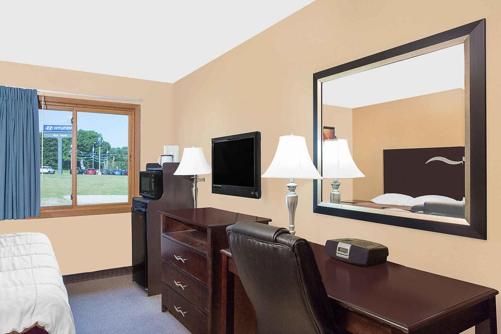 Super 8 By Wyndham Sheboygan Wi Motel Buitenkant foto